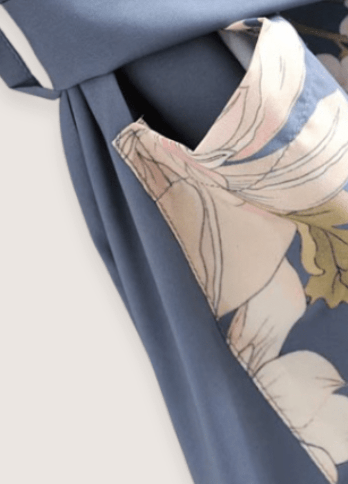 Kimono long bleu pâle à motif fleuri et paon | Hanashi