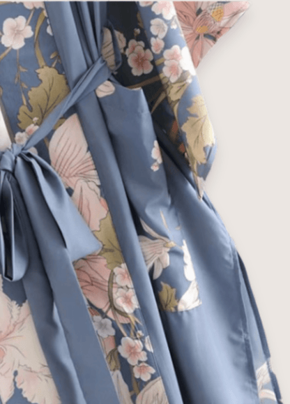 Kimono long bleu pâle à motif fleuri et paon | Hanashi