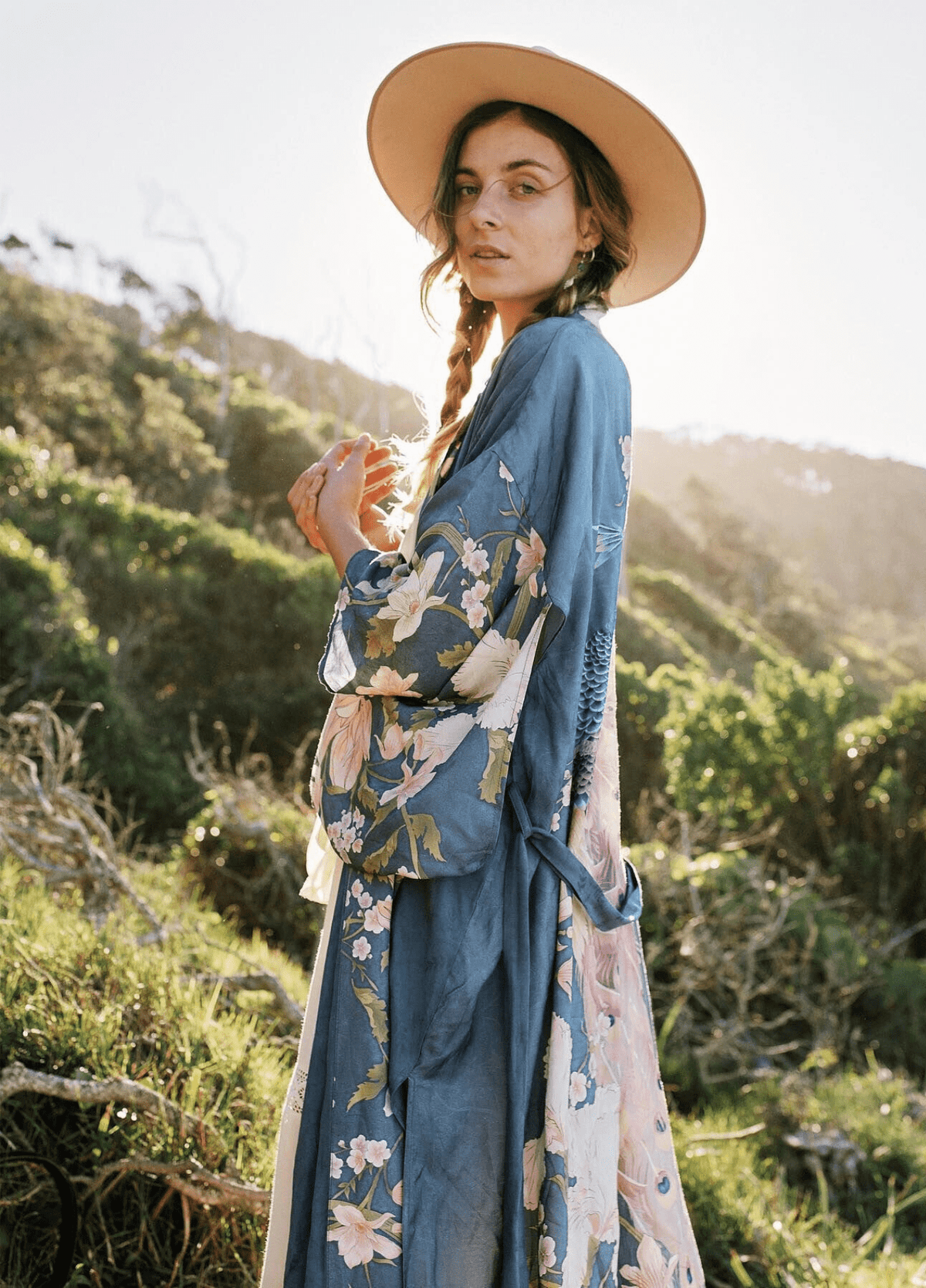 Kimono long bleu pâle à motif fleuri et paon | Hanashi