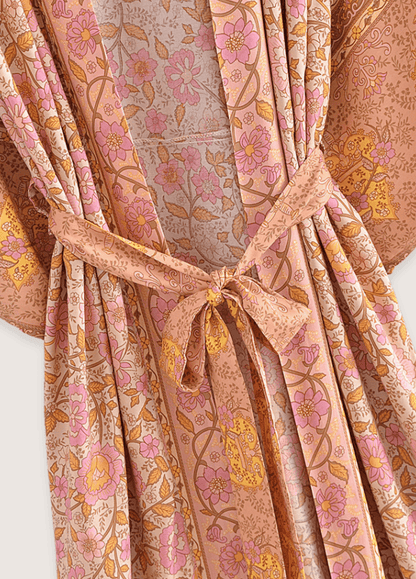 Kimono long rose saumon à motif fleuri | Mizumi