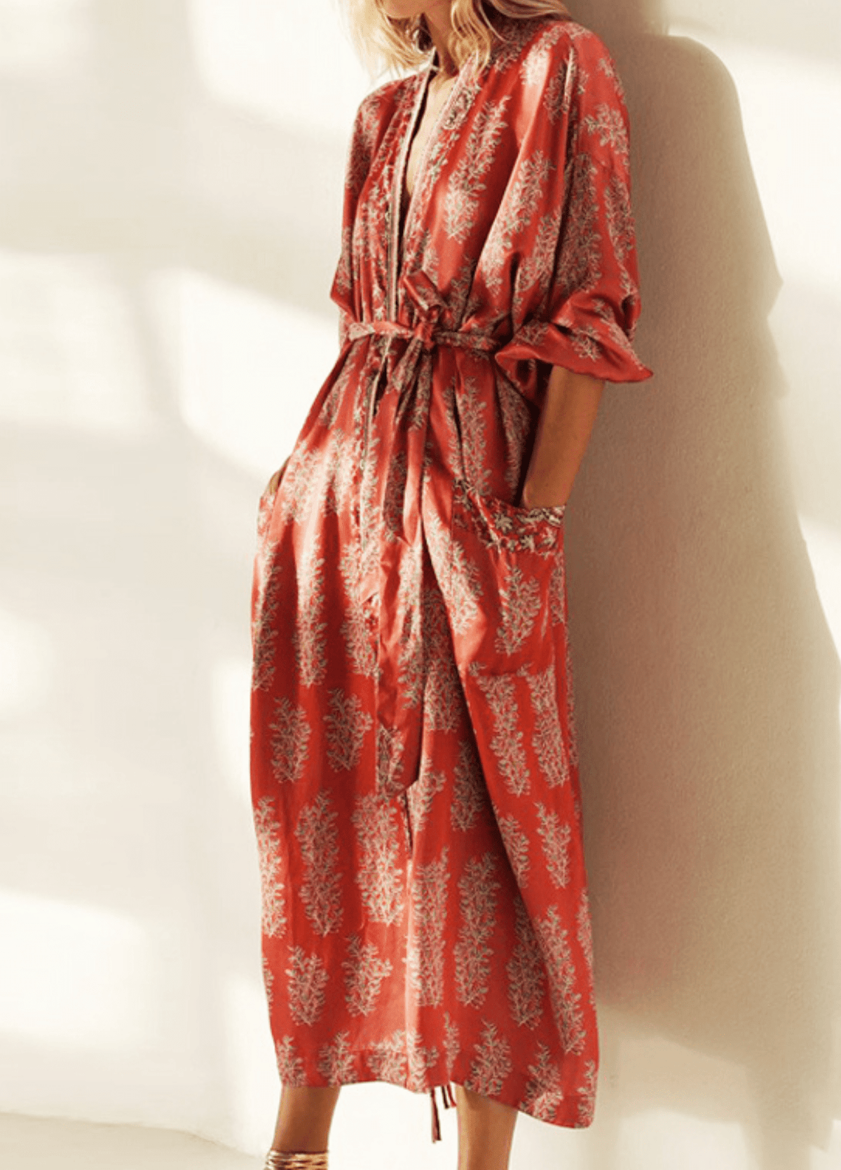 Kimono long rouge à motif fleuri | Haruko